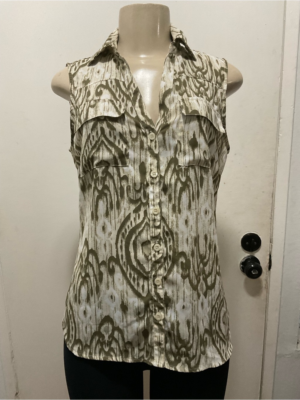 New York & Company women’s Y2K Olive Patterned Sleeveless button up top size S
